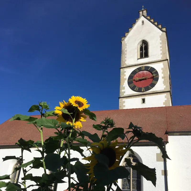 Bräteln im Kirchhof mit Häppchen von Nah und fern