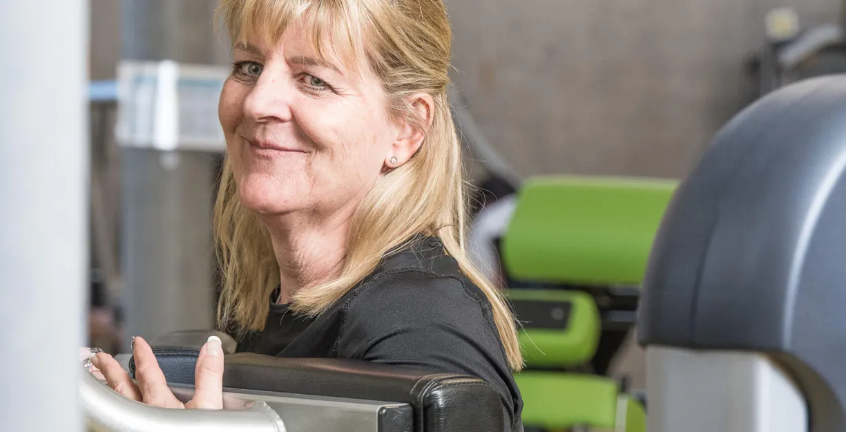 Marion Hartner am Fitnessgerät.