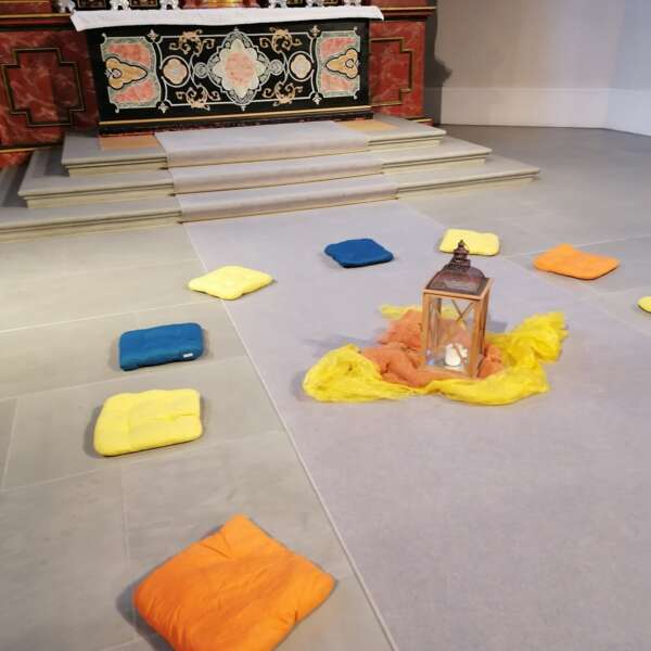 Meditation in der Kirche