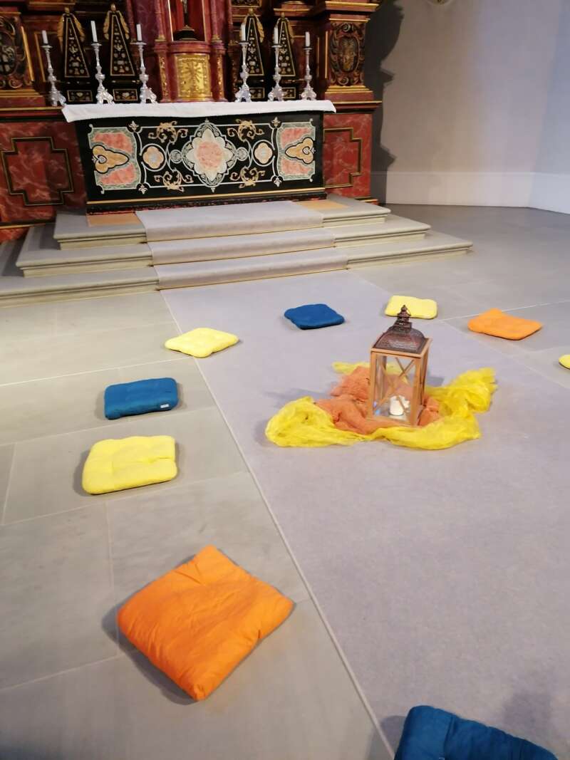 Meditation in der Kirche