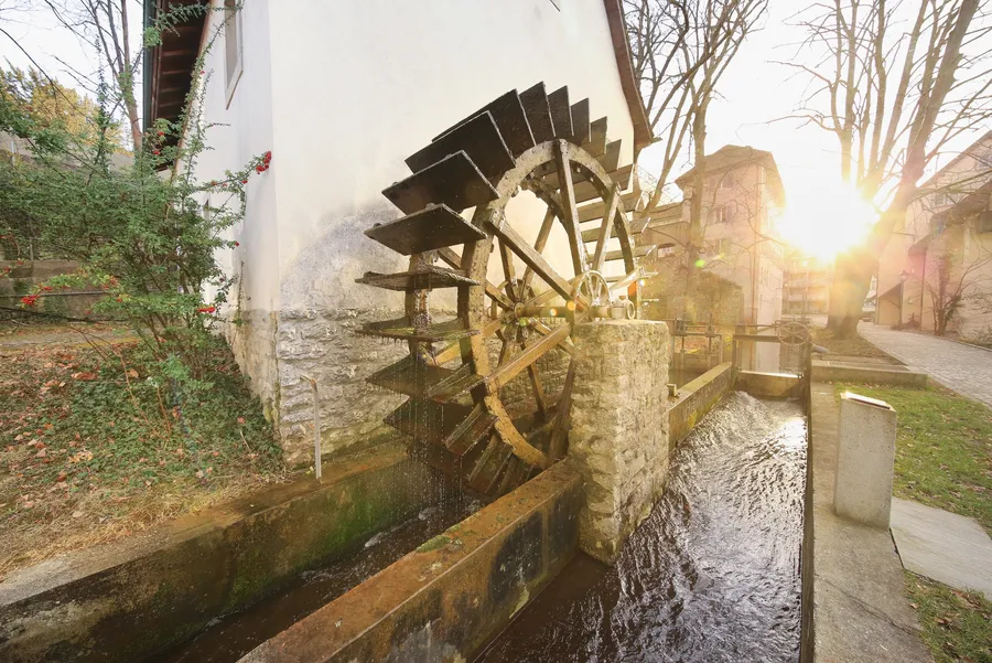 Das Wasserrad der Schlossmühle hat einen Durchmesser von 4 Metern, ist 1 Meter breit und hat 30 offene Schaufeln.