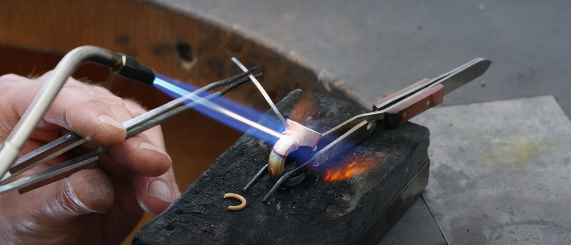 Die Überwürfe werden geschweisst.