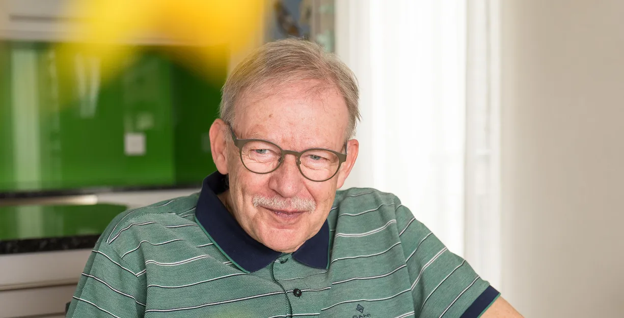 Hanspeter Guthauser im Wohnzimmer beim Patienteninterview
