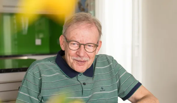 Hanspeter Guthauser im Wohnzimmer beim Patienteninterview