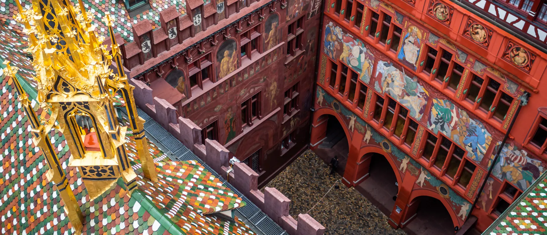 Der Innenhof des Rathauses aus der Sicht des Rathausturms.