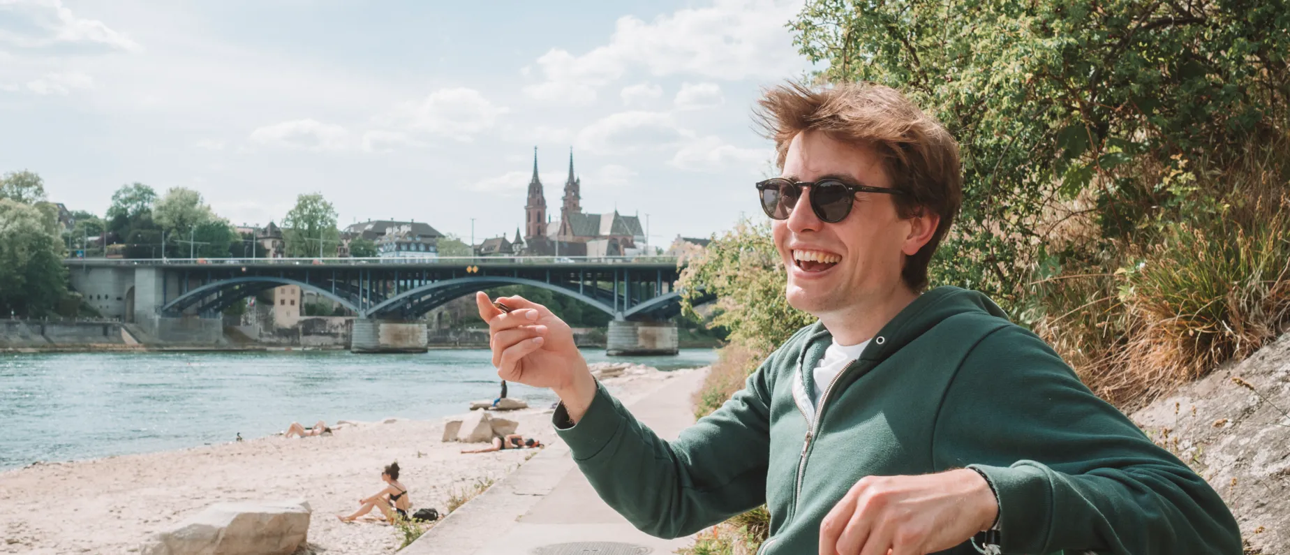 Was tut man in einer fremden Stadt während eines Lockdowns? Man sucht sich ein Bänkli an der Sonne und lässt der Kreativität freien Lauf. So hat es zumindest Lukas Nathrath getan.