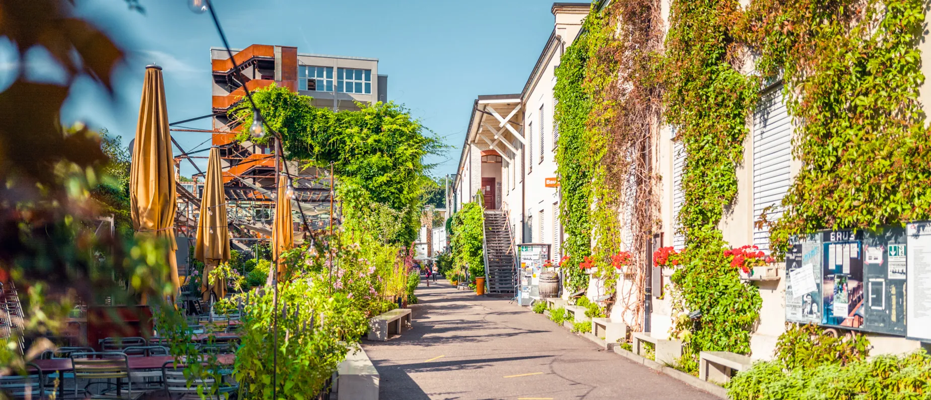 Auf dem Gundeldinger Feld beleben heute rund 70 Mieter die sieben Hallen und acht Bauten der früheren Maschinenfabrik Sulzer Burckhardt AG