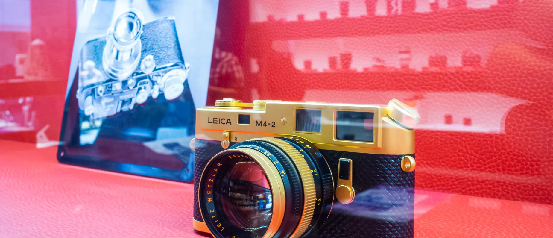 Auch Sammlerstücke gibt's bei Foto Marlin zu bestaunen: Eine goldene Leica in Erinnerung an Oskar Barnack – er gilt als Erfinder der 35-mm-Kleinbildkamera.