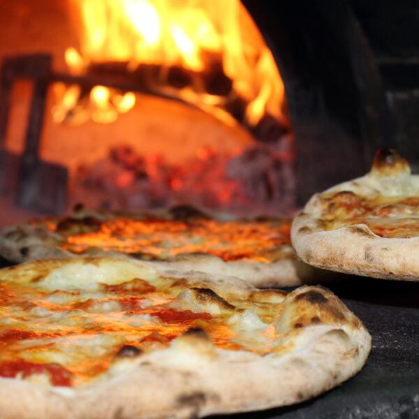 Pizzamobil auf dem Hans-Haller-Platz