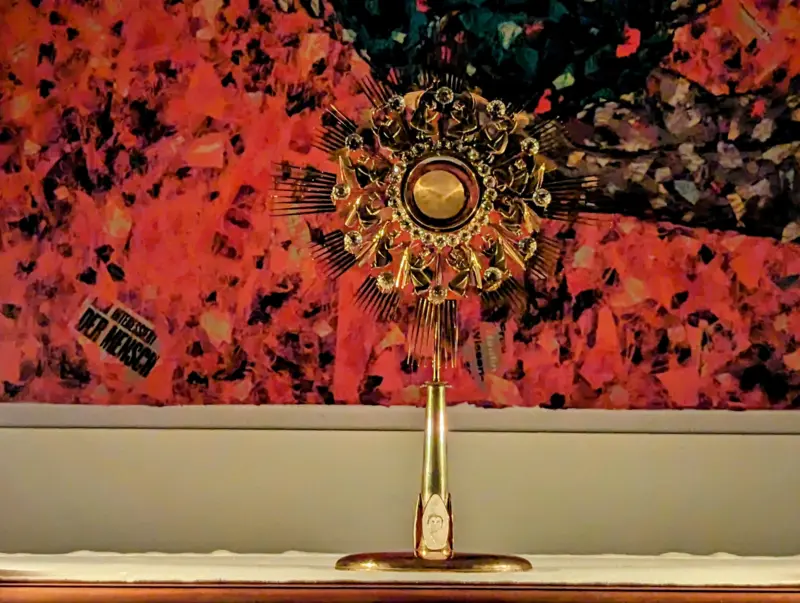 Anbetungsstunde in der neu renovierten Kirche mit Liedern und Stille