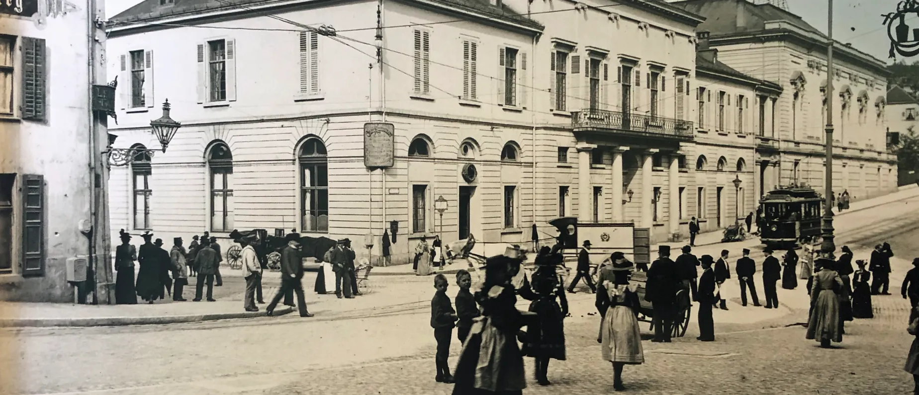Um die Jahrhundertwende stand noch das alte Casino von Architekt Melchior Berri. Das Drämmli verkehrt seit 1895 zwischen dem Badischen Bahnhof und dem Bahnhof SBB.