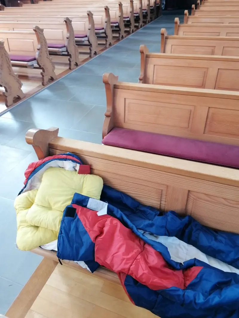 Schlafen in der Kirche
