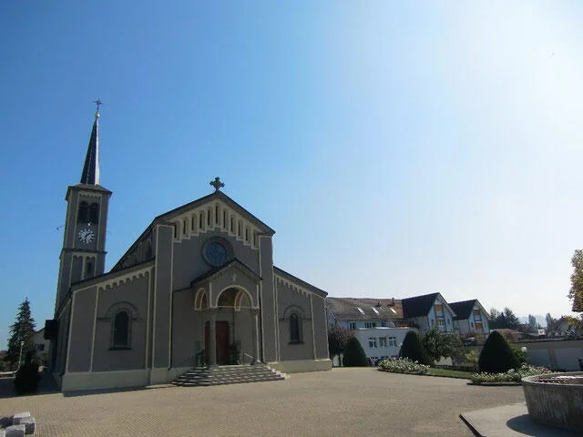 Meditativ beleuchtete Kirche Schmitten
