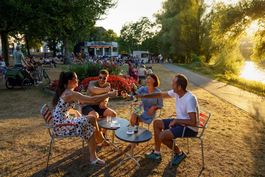Den anstrengenden Velo-Tag in der Schwanbar ausklingen lassen. Den anstrengenden Velo-Tag in der Schwanbar ausklingen lassen.