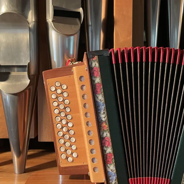 Folkloristische Klänge und Kurzinput in der Kirche