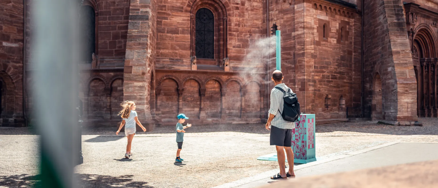 Fontaine – Erfrischung auf Knopfdruck. Zu heiss zum Flanieren? Lokale Erfrischung ist garantiert. Sieben Sprühnebler sorgen von Juli bis September für etwas Abkühlung in der sommerlichen Stadt – Flâneur Festival sei Dank. www.flaneurbasel.ch