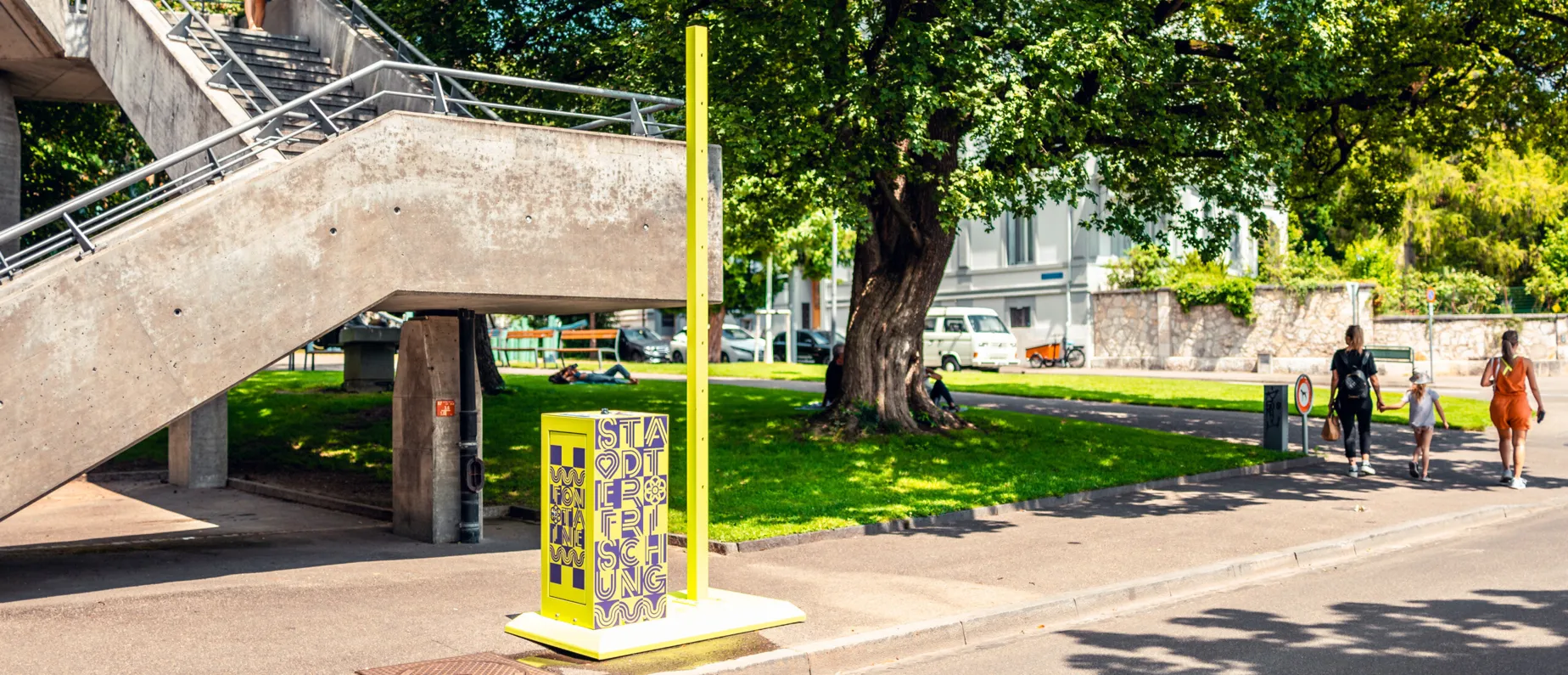 Fontaine – Erfrischung auf Knopfdruck. Zu heiss zum Flanieren? Lokale Erfrischung ist garantiert. Sieben Sprühnebler sorgen von Juli bis September für etwas Abkühlung in der sommerlichen Stadt – Flâneur Festival sei Dank. www.flaneurbasel.ch