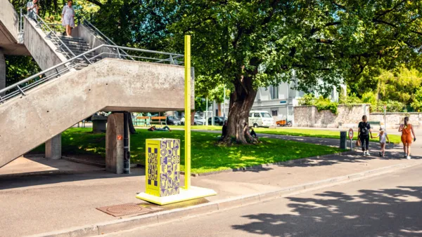 Fontaine – Erfrischung auf Knopfdruck. Zu heiss zum Flanieren? Lokale Erfrischung ist garantiert. Sieben Sprühnebler sorgen von Juli bis September für etwas Abkühlung in der sommerlichen Stadt – Flâneur Festival sei Dank. www.flaneurbasel.ch
