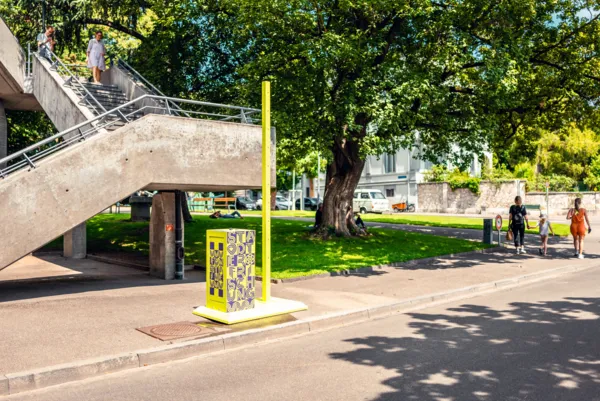 Fontaine – Erfrischung auf Knopfdruck. Zu heiss zum Flanieren? Lokale Erfrischung ist garantiert. Sieben Sprühnebler sorgen von Juli bis September für etwas Abkühlung in der sommerlichen Stadt – Flâneur Festival sei Dank. www.flaneurbasel.ch