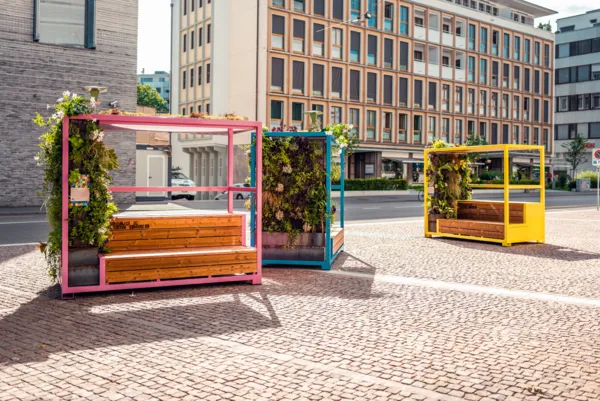 Mit den Flâneur Stadt-Möbeln werden Stadtnutzende dazu eingeladen, über den öffentlichen Raum der Zukunft nachzudenken und sich ab der angenehmen Überraschung zu erfreuen: Die Stadt als Wohnzimmer der Zukunft. Bis im Oktober stehen an drei Orten in der...