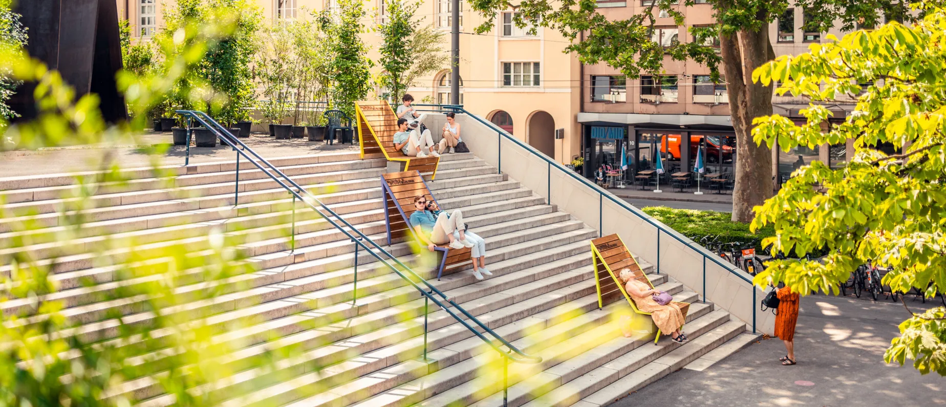 «Stääge Lounges» nennen sich die Sitzgelegenheiten rund ums Theater Basel, die bis im Oktober anlässlich des Flâneur – Das Stadtraum Festival Basel montiert sind. Sie wollen dich animieren, beim Rauf- oder Runterrennen kurz auszusteigen und ein paar Mi...