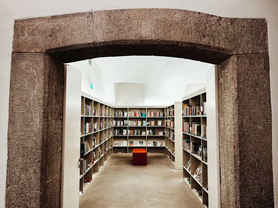 Bücher und online Medien können mit dem Gutschein in der Stadtbibliothek bezogen werden.