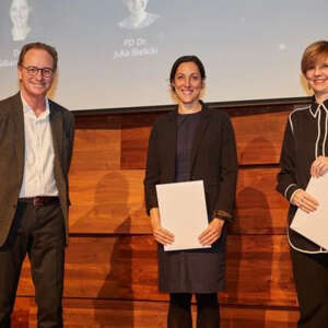 Gillian Levine vom Swiss TPH (Mitte) und Julia Bielicki vom UKBB (rechts) erhalten den prestigeträchtigen Pfizer-Forschungspreis 2023.