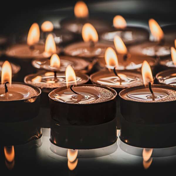 Beten und Kerzen entzünden
