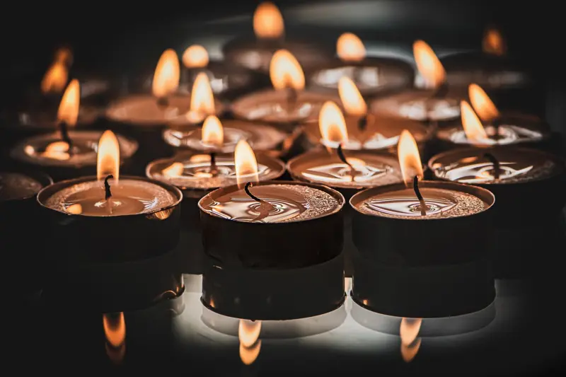 Beten und Kerzen entzünden