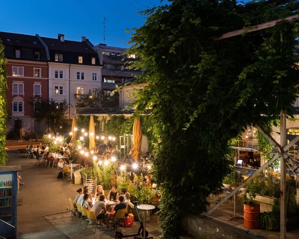 Eine urbane Oase mitten im Gundeli – Das WERK 8 in der Dämmerung!