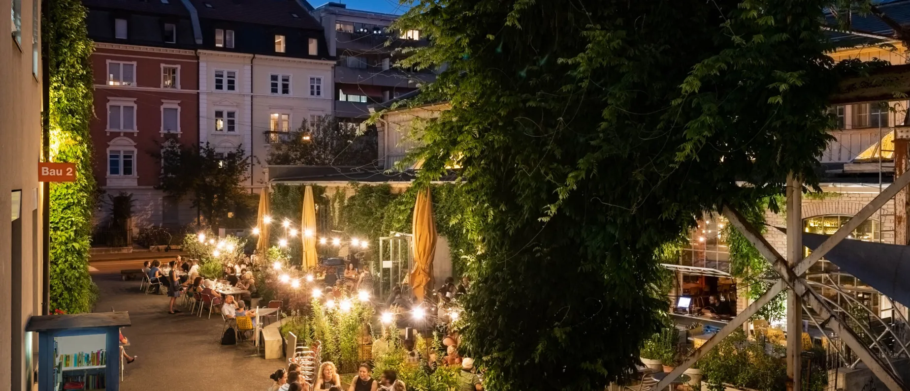 Eine urbane Oase mitten im Gundeli – Das WERK 8 in der Dämmerung!