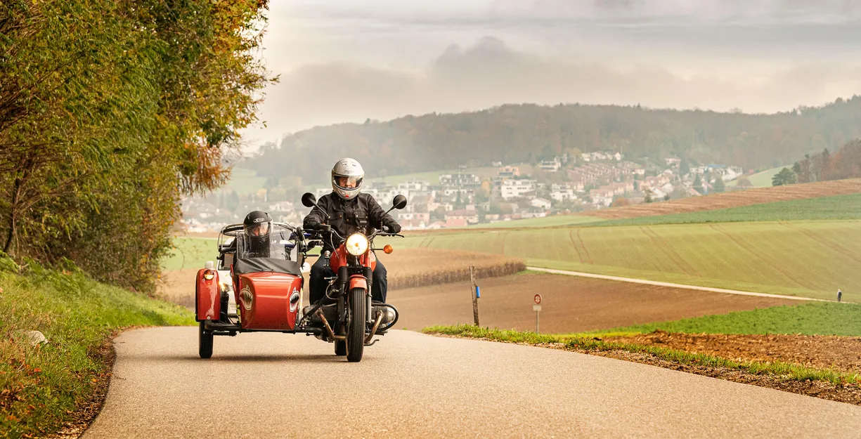 Therese Bättig mit Motorrad.