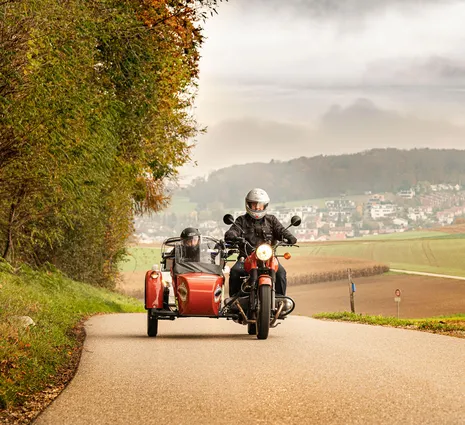 Therese Bättig mit Motorrad.