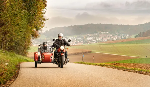 Therese Bättig mit Motorrad.
