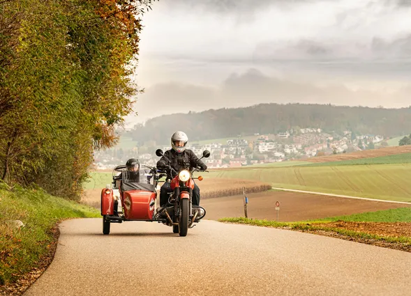 Therese Bättig mit Motorrad.
