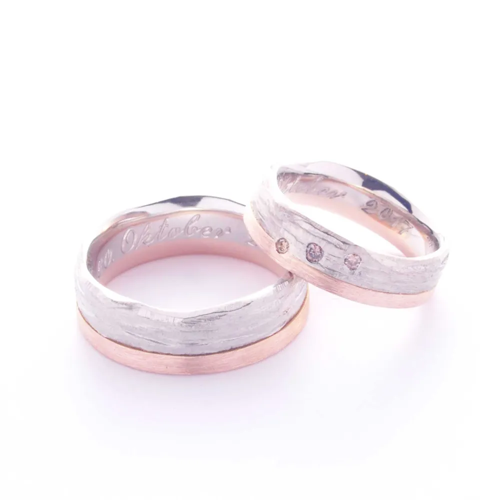 Trauringe Weissgold und Rotgold mit Struktur