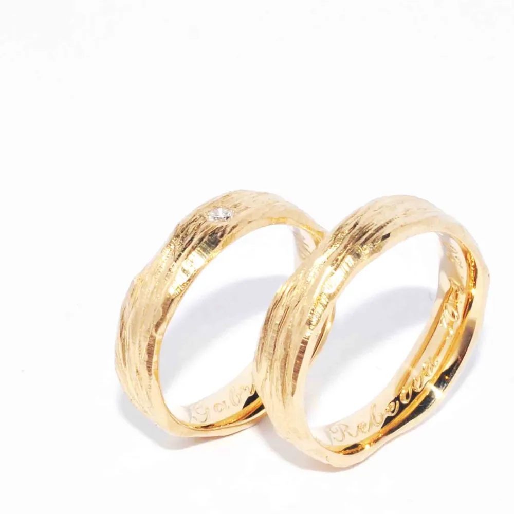 Trauringe Gelbgold mit Struktur