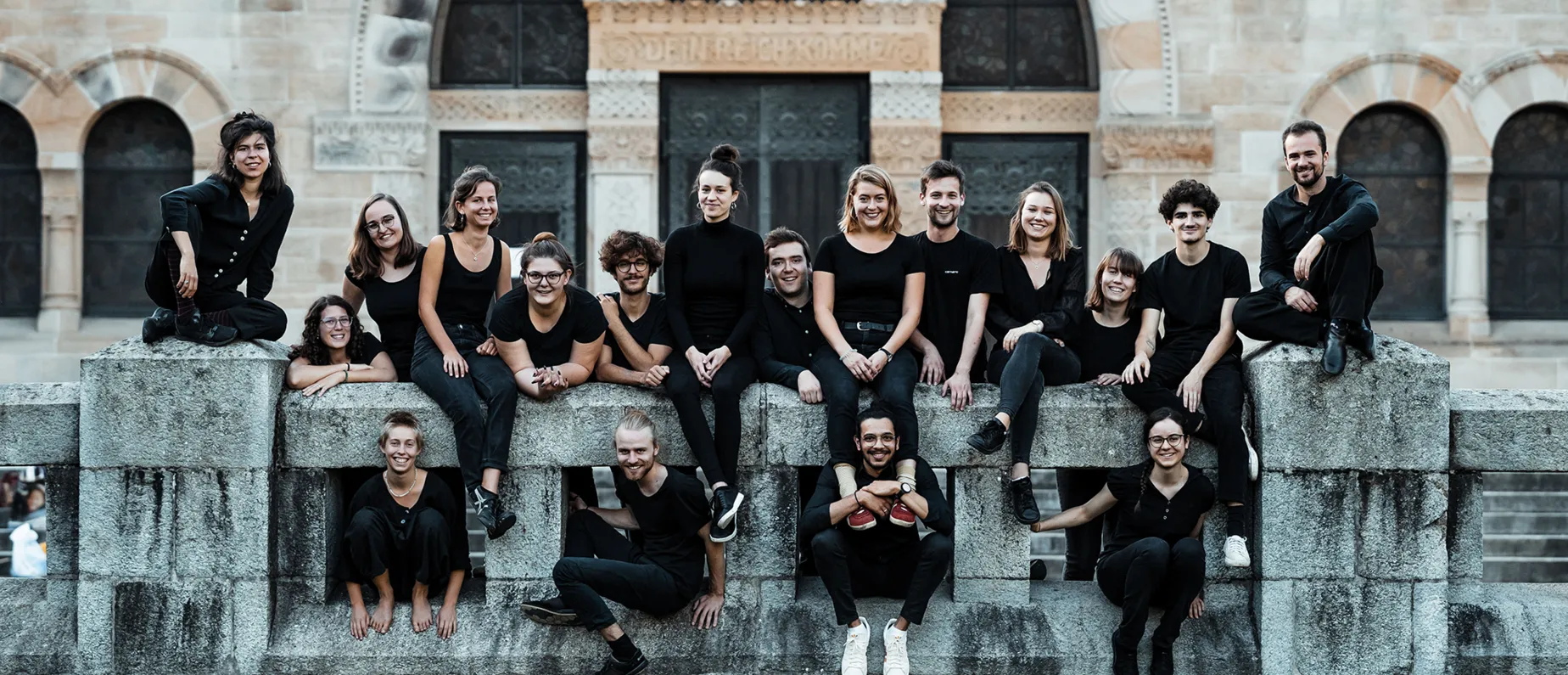 20 singbegeisterte junge Leute im Alter von siebzehn bis fünfundzwanzig Jahren: Das Vokalensemble kor. singt die wildesten Zusammenstellungen von verschiedenen Genres, Epochen und musikalischen Ansprüchen.