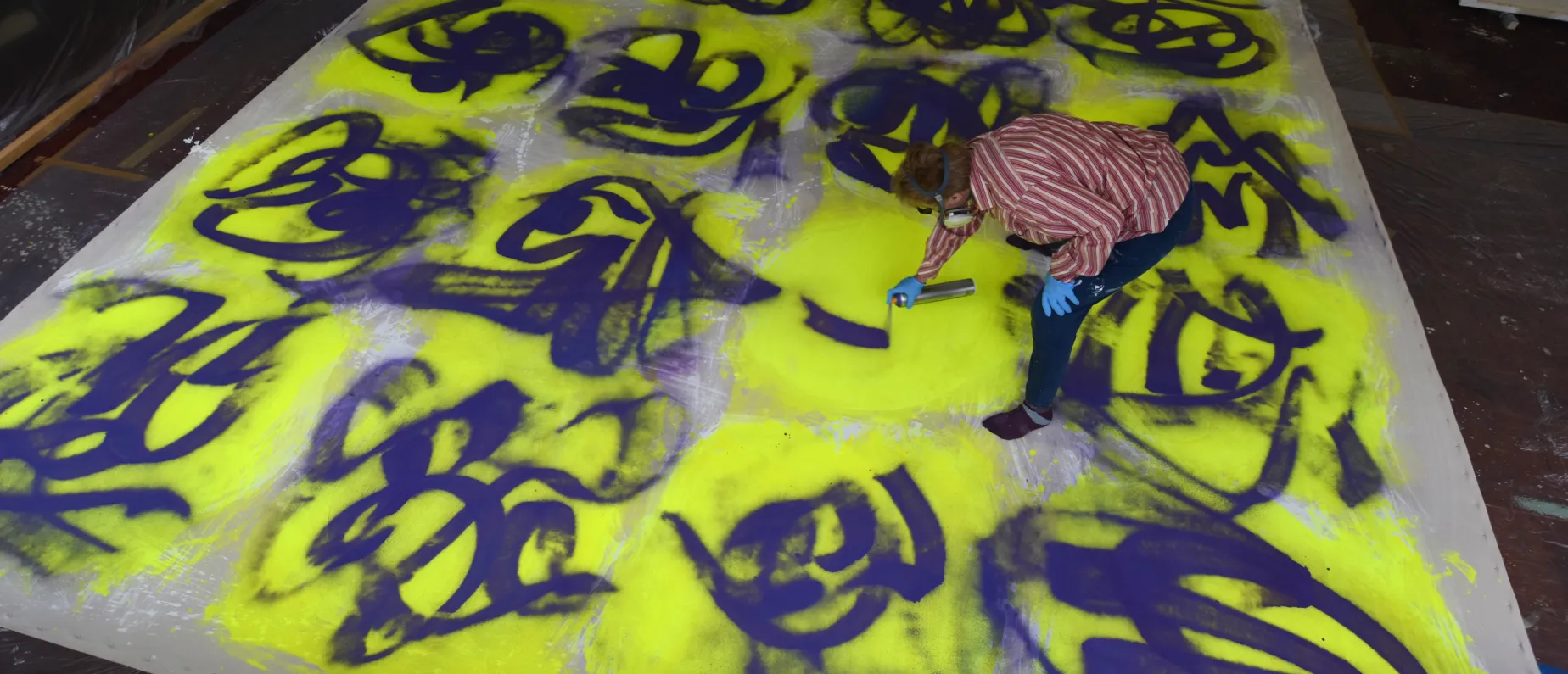 Zusammen mit den gesprayten «Schriftzeichen» wird das Ganze zur Symbiose mit der Urban Art in der Umgebung.