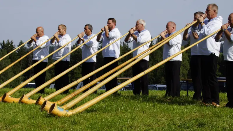 Alphornklänge über das Dorf