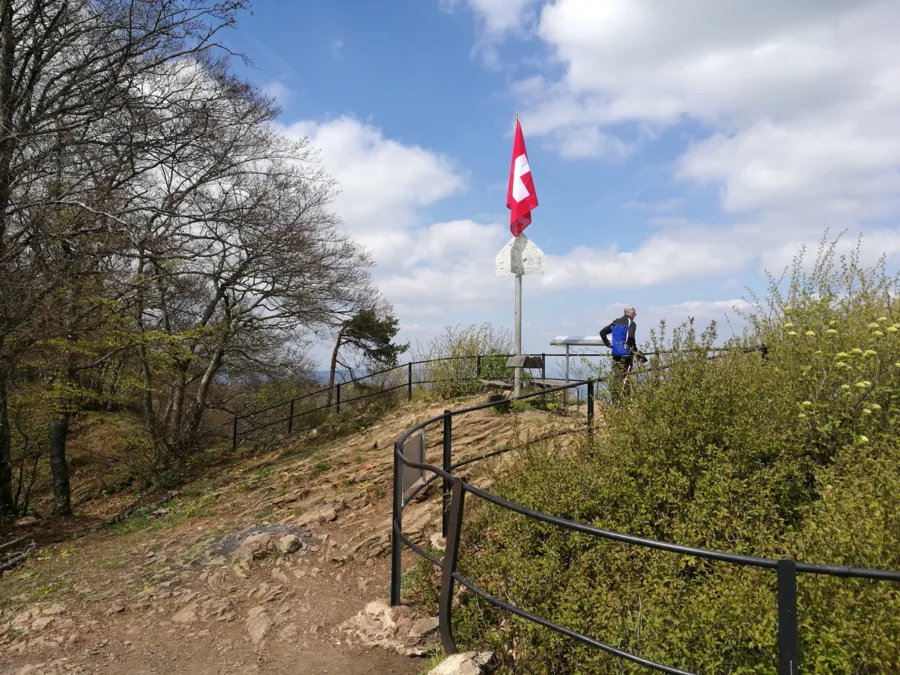 Je nach Nebelgrenze: auf der Wasserflue die Aussicht geniessen oder das Nebelmeer betrachten Je nach Nebelgrenze: auf der Wasserflue die Aussicht geniessen oder das Nebelmeer betrachten